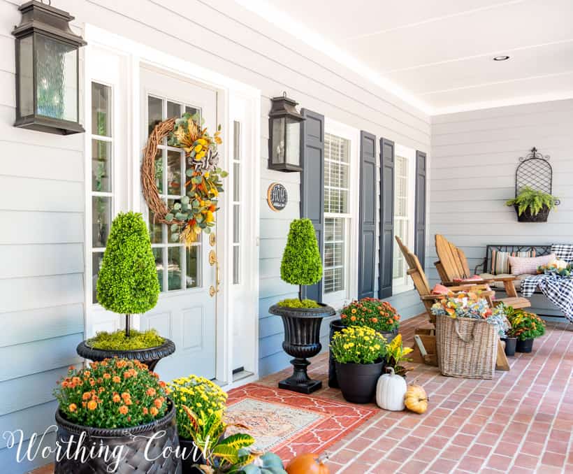 fall front porch decor ideas using mums and pumpkins