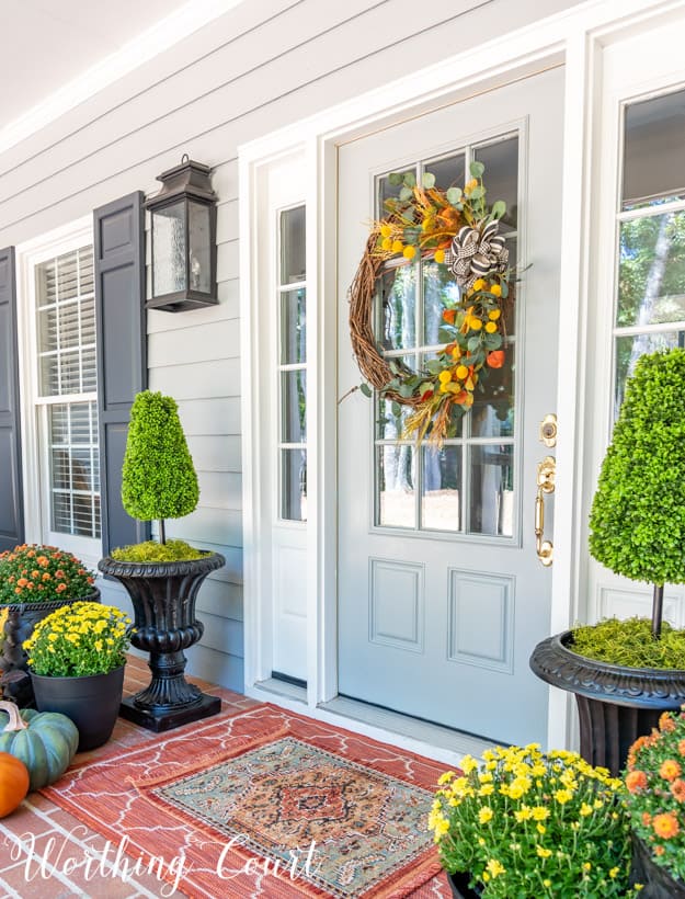 front porch decor ideas using various colored mum and pumpkins