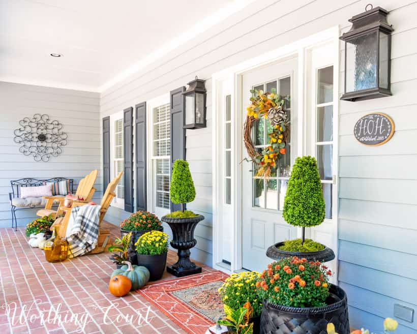 for porch decor ideas using fall mums and pumpkins