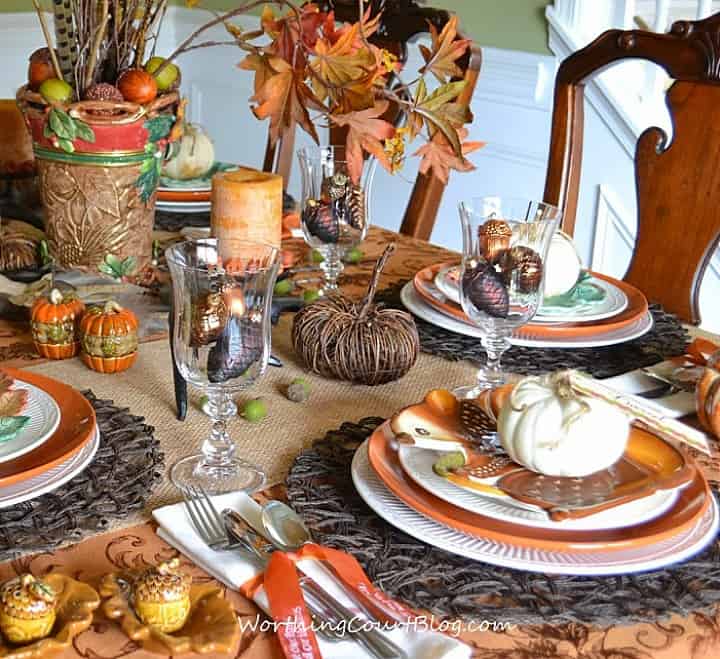 Woodland inspired Thanksgiving table using traditional fall colors