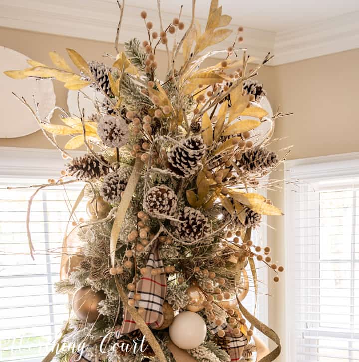 Christmas tree topper with neutral elements