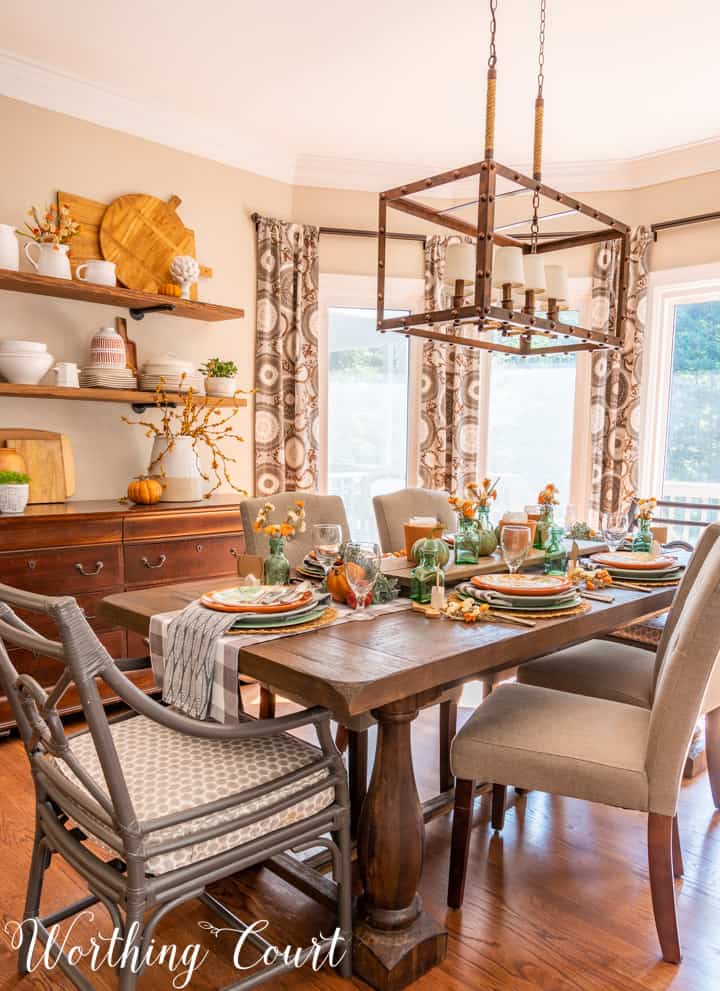 Cozy And Inviting Thanksgiving Table Decor Using Traditional Fall Colors