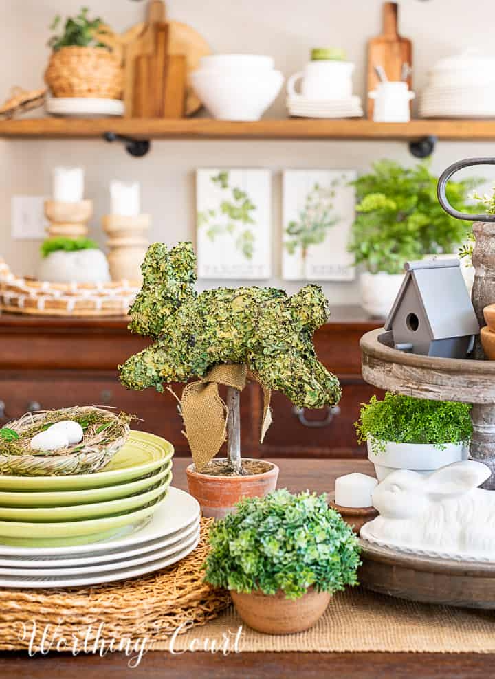Parte de un medio de primavera con conejos, accesorios y platos verdes y blancos