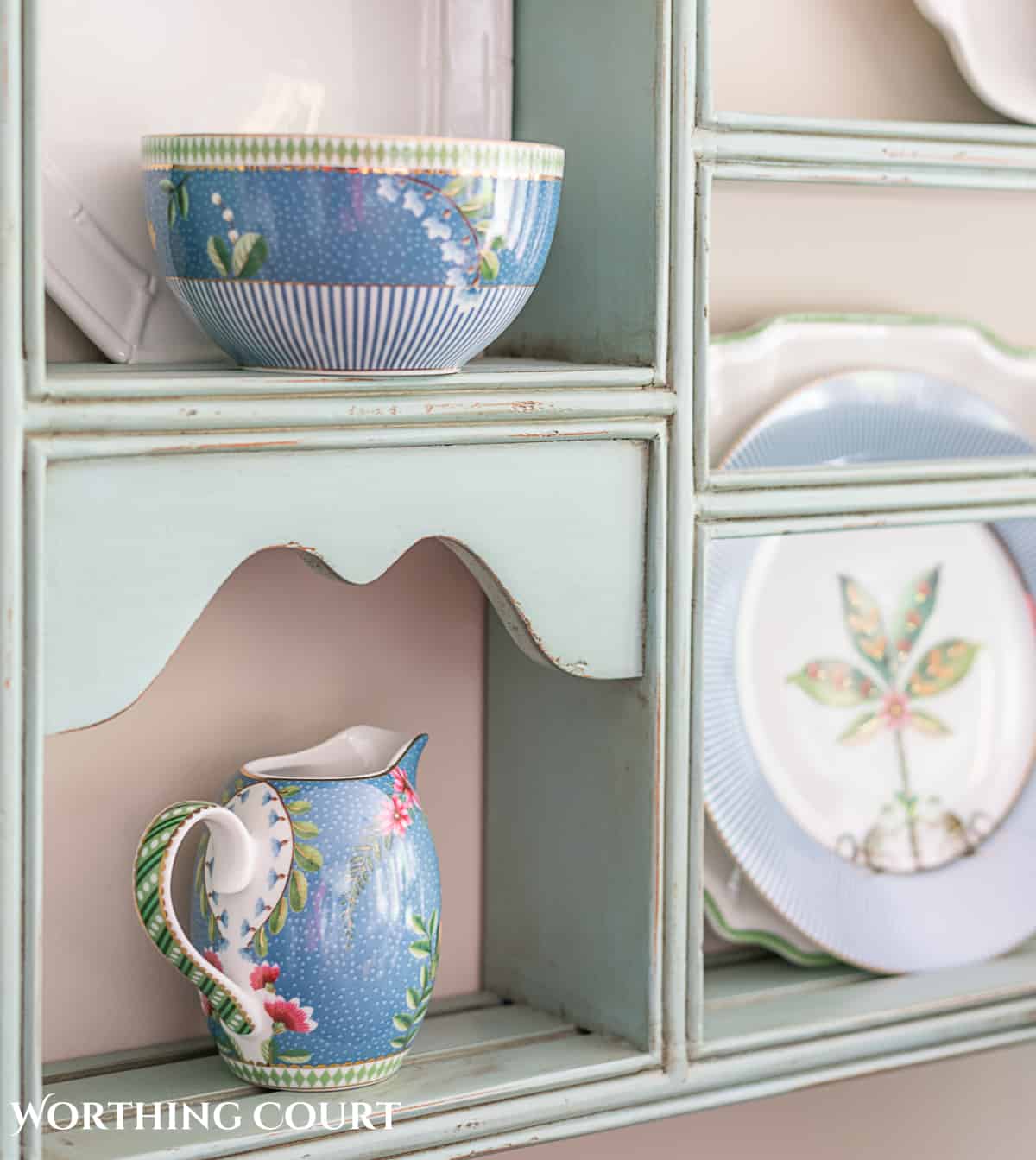 Displaying Decorative Plates on a Plate Rack