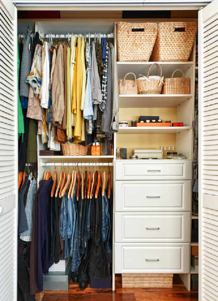 closet with hanging cloths and shelves