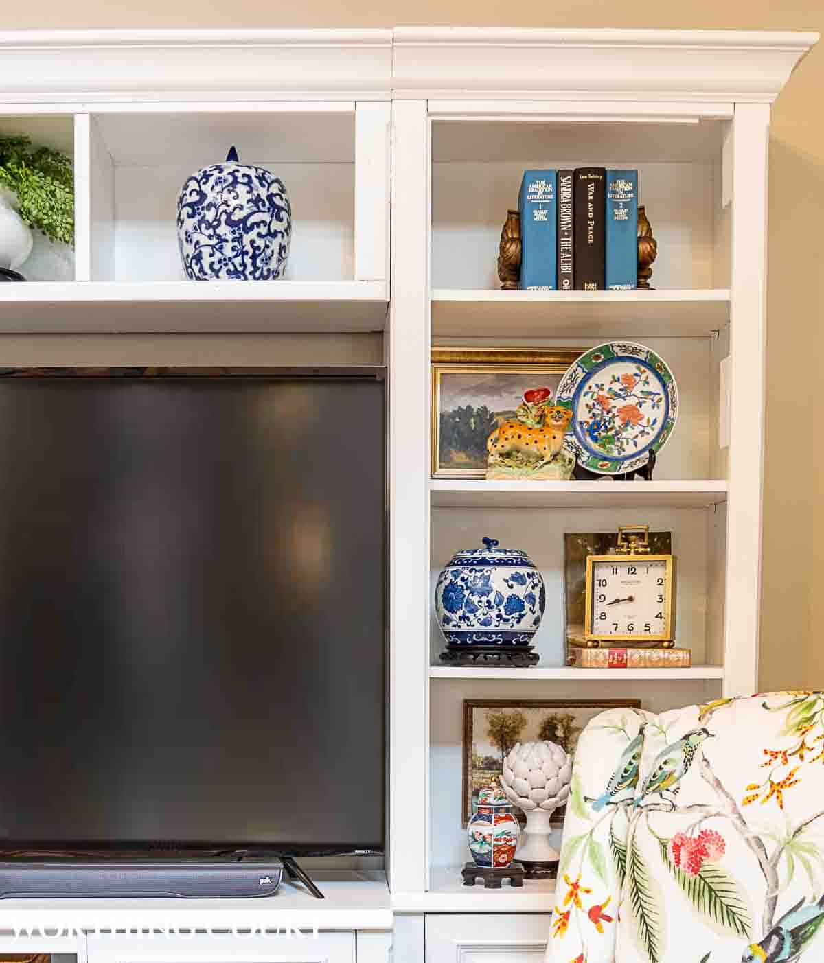white entertainment center with decorative accessories