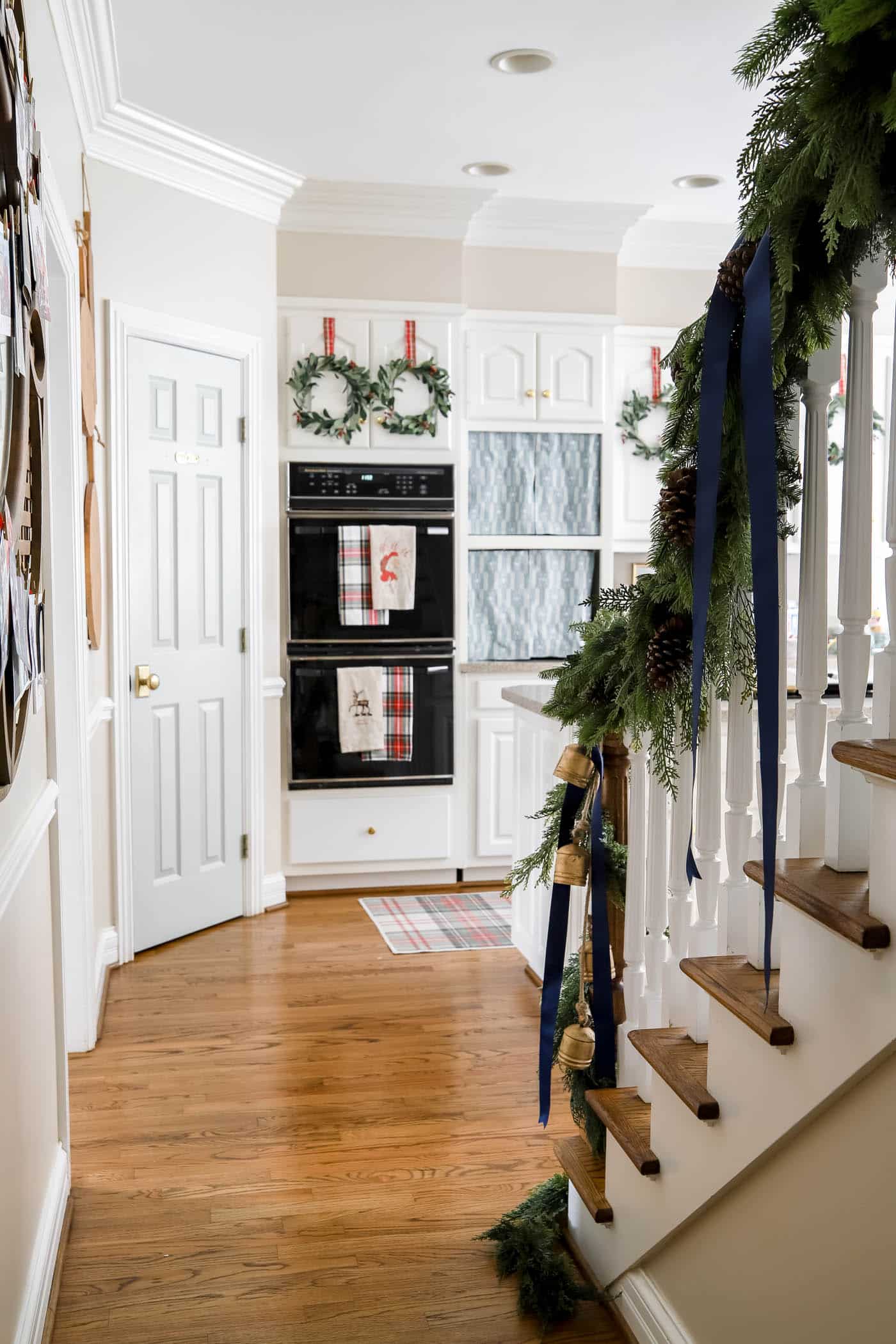 How to hang garland on the stairs