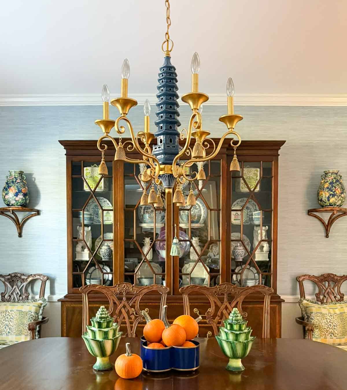 fall touches in a dining room with traditional furniture